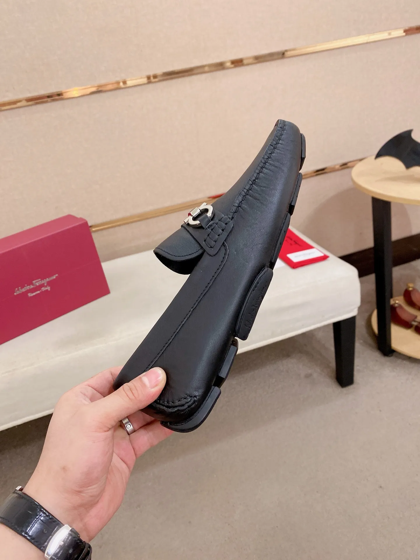 Men's shoes💰: 540💰High-end quality! Ferragamo🆕🆕Exclusive hot-selling products in stock🔥🔥New products on the shelves, high-quality Ferragamo men's pea shoes, high-end casual driving shoes, with complete packaging! 💪 💪 Material: imported first-layer pebbled cowhide 🐂 + imported high-quality water-dyed cowhide lining + wear-resistant outsole 👍🏻👍🏻 Features: high-end and comfortable, purely handmade 🚀 🚀 Create the perfect shoe that suits you best 🔥 🔥 Size: (38-44) 45 standard size can be customized!